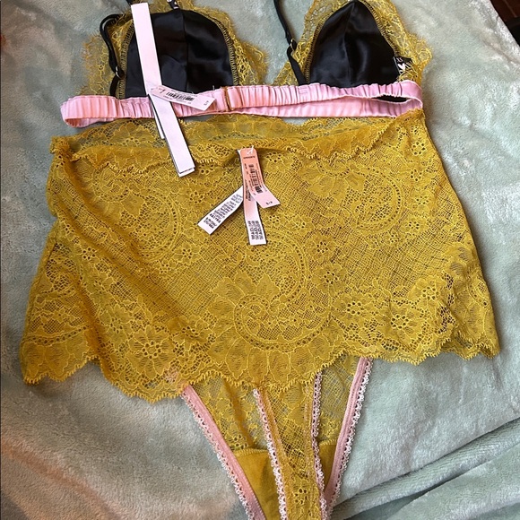 Yellow Lace Lingerie Set with Leopard Print - Picture 2 of 2
